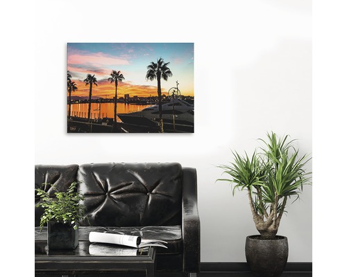 Tablou de perete cu palmieri și port de agrement în camera de zi