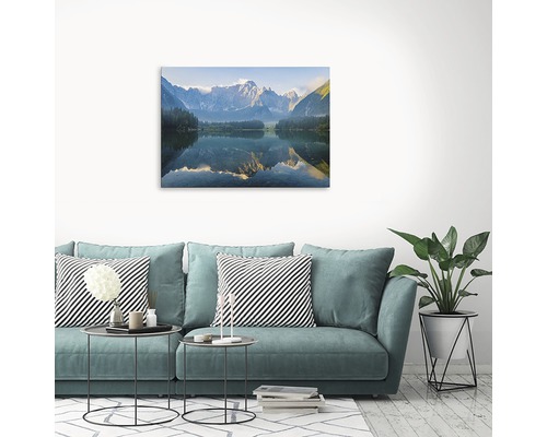 Tablou de perete cu peisaj montan și lac în camera de zi