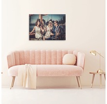 Artă decorativă de perete cu o scenă cu oameni pe o barcă deasupra unei canapele