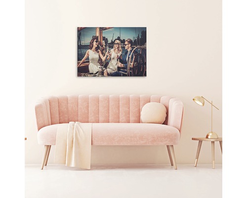 Artă decorativă de perete cu o scenă cu oameni pe o barcă deasupra unei canapele