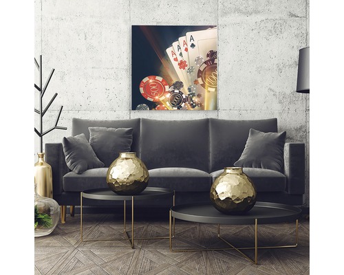 Cameră de zi cu canapea și pictură murală cu motiv de cărți de joc