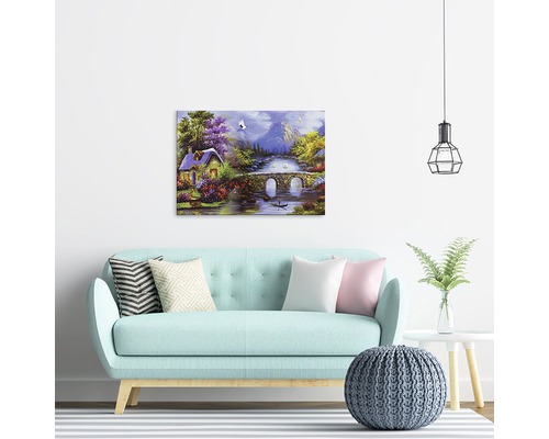 Pictură cu motiv peisagistic deasupra unei canapele