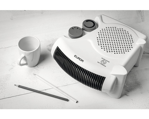 Aerotermă Eurom cu ceașcă și creioane pe o masă