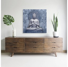 Pictură murală decorativă Buddha deasupra comodei din lemn cu plante de apartament