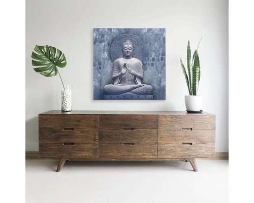 Pictură murală decorativă Buddha deasupra comodei din lemn cu plante de apartament