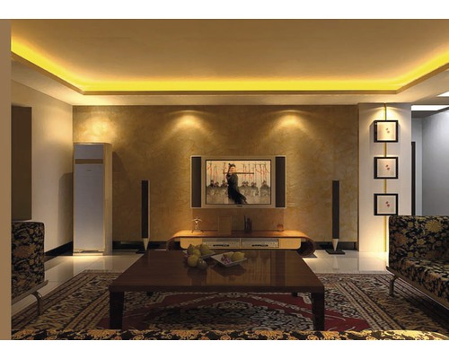 Living cu televizor, măsuță de cafea și iluminat