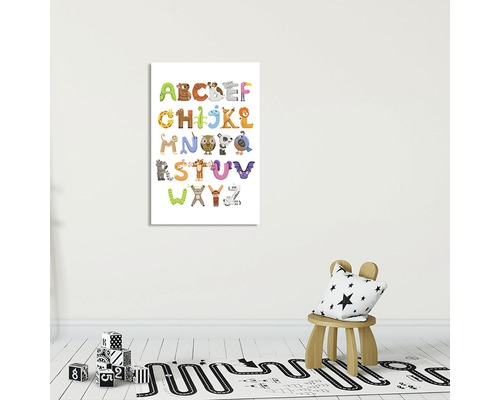 Cameră de copii cu pictură murală cu alfabet, cuburi de jucărie, covor și scaun pentru copii