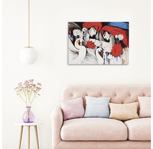 Pictură cu lebede, flori și figuri feminine ca decor de perete deasupra unei canapele