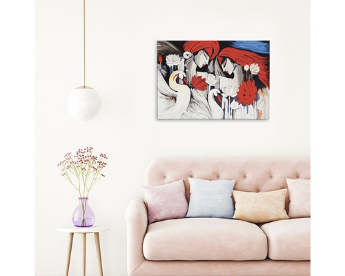 Pictură cu lebede, flori și figuri feminine ca decor de perete deasupra unei canapele