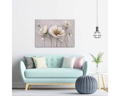 Tablou decorativ cu flori deasupra unei canapele într-o sufragerie.