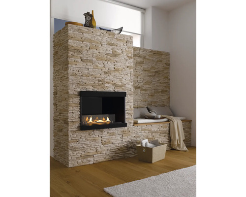 Șemineu decorativ cu placaj de piatră și arzător de bioetanol integrat într-o cameră de zi luminoasă.