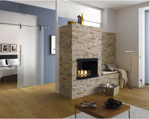 Cameră de zi cu șemineu, ușă glisantă din sticlă și podea din lemn