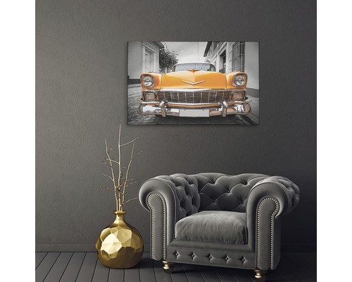 Tablou mural cu o mașină de epocă galbenă deasupra unui fotoliu și a unei vaze aurii