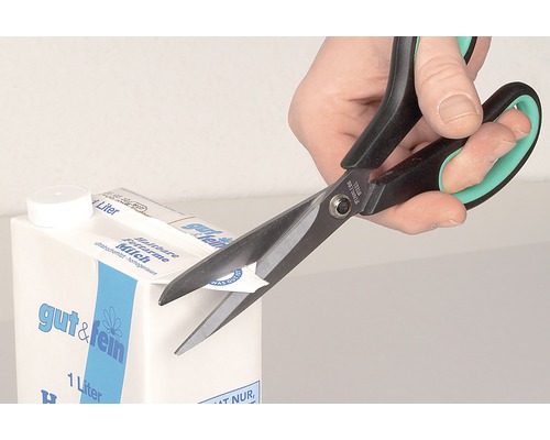 Foarfeca taie colțul unei cutii de lapte