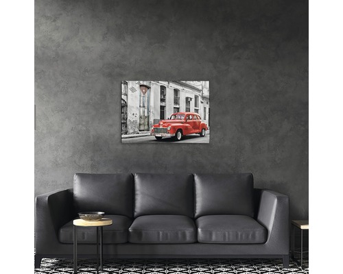 Pictură a unei mașini de epocă într-o scenă de stradă