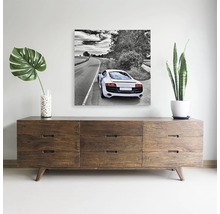 Pânză decorativă cu mașină sport pe drum deasupra unei comode din lemn