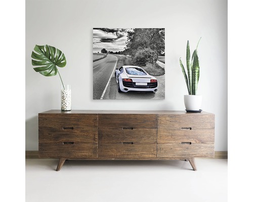 Pânză decorativă cu mașină sport pe drum deasupra unei comode din lemn