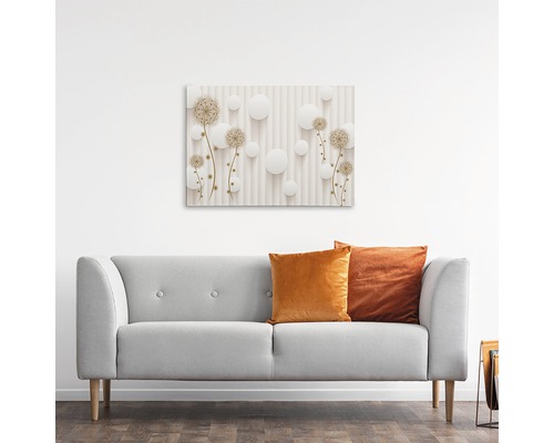 Pânză decorativă cu păpădii și cercuri deasupra unei canapele gri cu perne