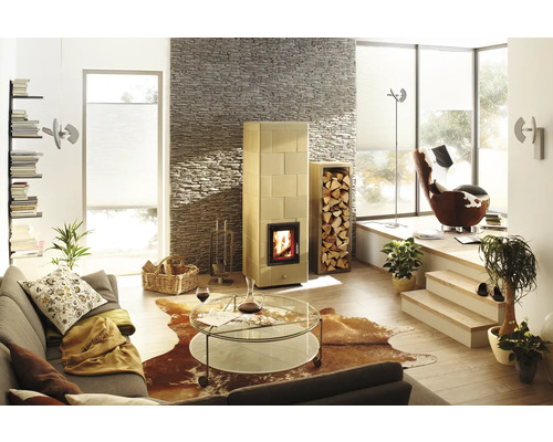 Living luminos cu sobă, canapea și măsuță de cafea