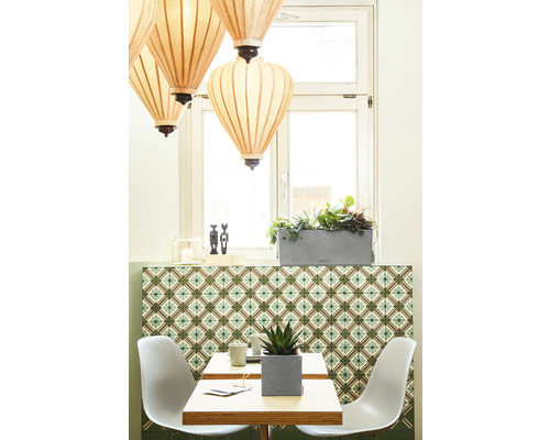 Scenă a unei camere luminoase cu masă, scaune, plante și corpuri de iluminat suspendate