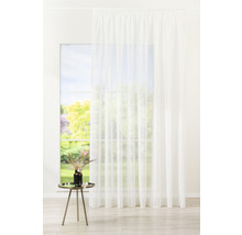 Fereastră cu material de perdea alb, transparent, care creează o atmosferă luminoasă și aerisită