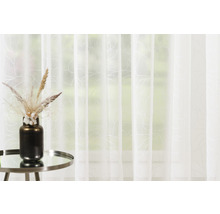 Șaluri decorative cu model floral în fața ferestrei