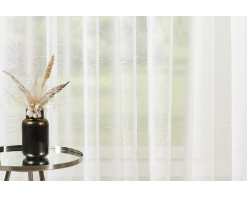 Șaluri decorative cu model floral în fața ferestrei