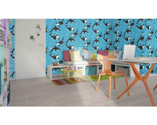 Cameră modernă cu tapet care prezintă un model de balenă, un birou cu laptop, un scaun și un raft.