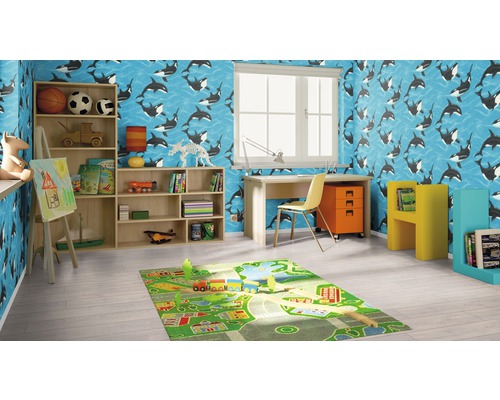 Cameră pentru copii cu tapet cu balene, birou, raft și covor de joacă
