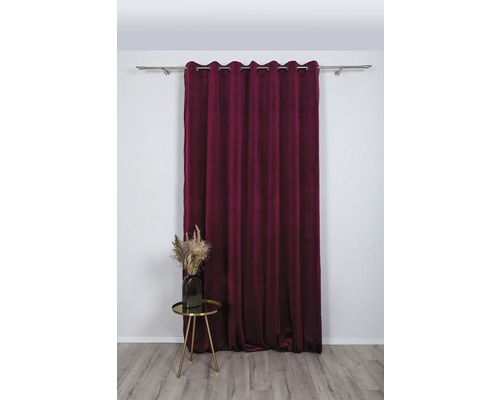 Cortină vișinie cu inele și decorațiuni pe o măsuță laterală