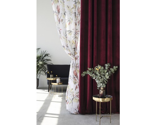 Interior decorativ cu perdele, măsuțe laterale, plante în ghivece și canapea