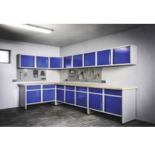 Atelier cu dulapuri albastre, banc de lucru și panou de scule