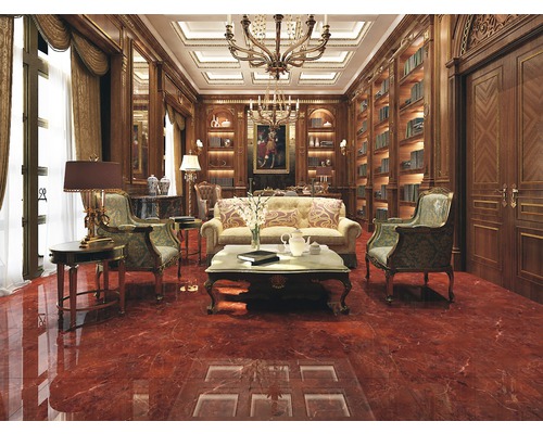 Living clasic cu biblioteci, canapea și plăci de pardoseală lustruite.