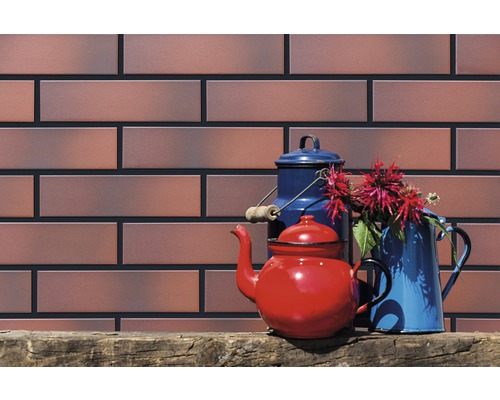 Placare decorativă cu piatră cu model de cărămidă și vase emailate colorate