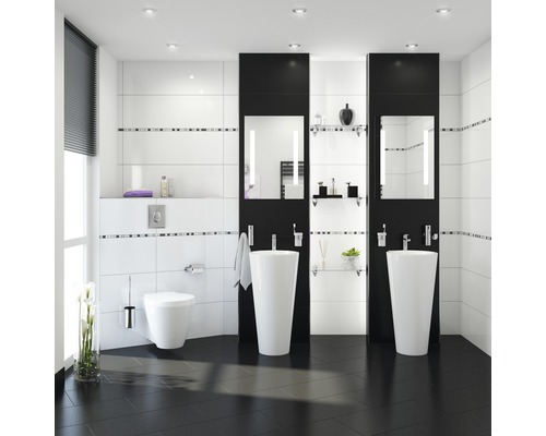 Baie cu toaletă, chiuvetă și oglindă