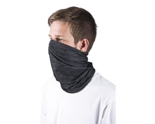 Bărbat cu fular multifuncțional ca protecție pentru gură și nas