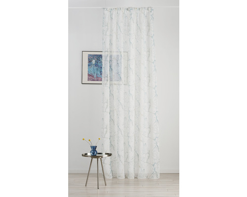 Șaluri decorative cu model în fața unui perete