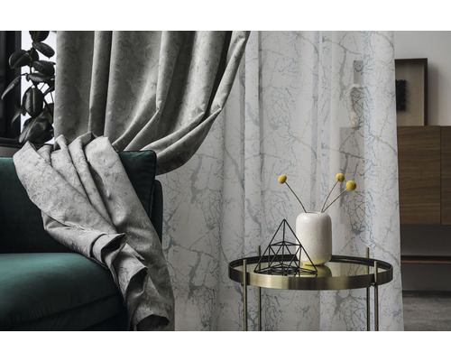 Cortină decorativă cu model într-o sufragerie