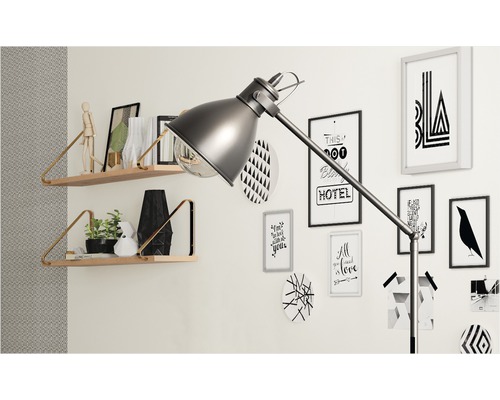 Interior decorativ cu rafturi, lămpi și tablouri pe perete