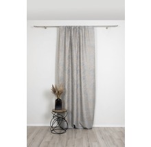 Șaluri decorative cu model pe o tijă de perdea deasupra unei măsuțe laterale