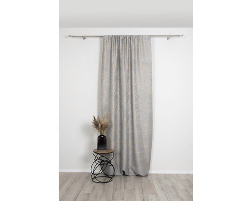 Șaluri decorative cu model pe o tijă de perdea deasupra unei măsuțe laterale