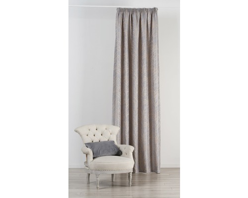 Perdea decorativă lângă un fotoliu în cameră.