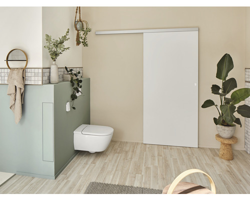 Baie modernă cu toaletă suspendată și ușă glisantă