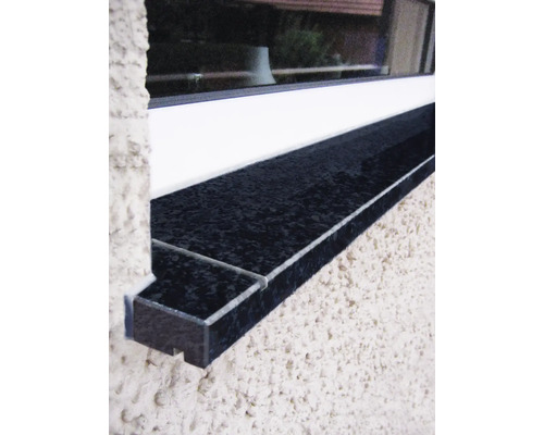 Prim-plan cu o pervază de fereastră din piatră