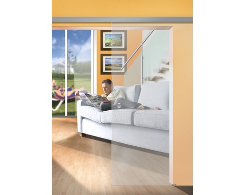 Living cu uși glisante din sticlă, canapea și bărbat citind