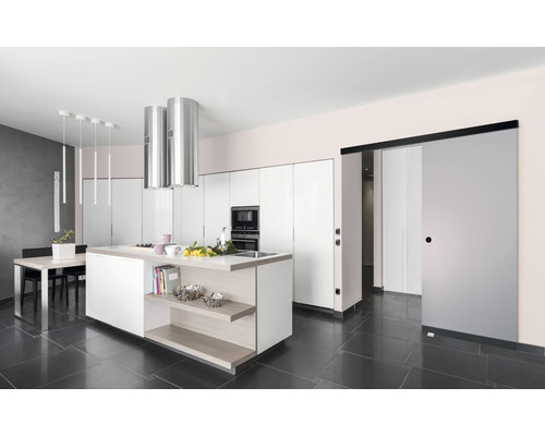 Bucătărie modernă cu insulă, masă și ușă glisantă