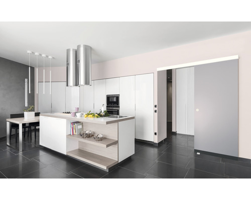 Bucătărie luminoasă cu insulă de gătit, masă și ușă glisantă