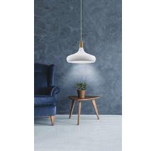 Lampa suspendată cu detalii din lemn deasupra unei mese laterale