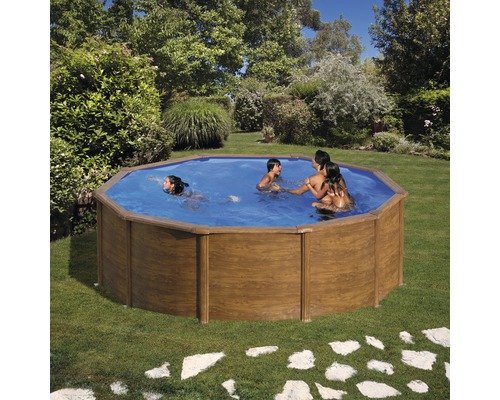 Familie înoată într-o piscină din lemn în grădină.