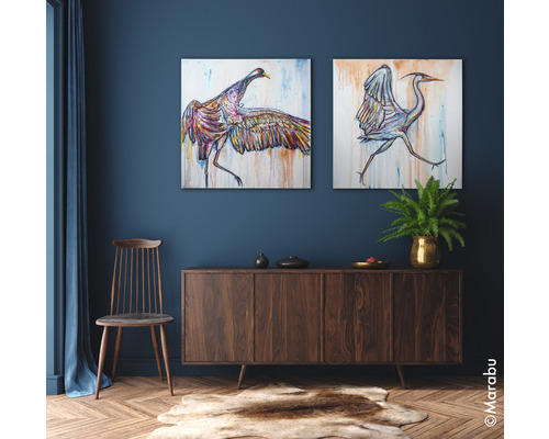 Living cu două picturi cu păsări, comodă din lemn, scaun și covor